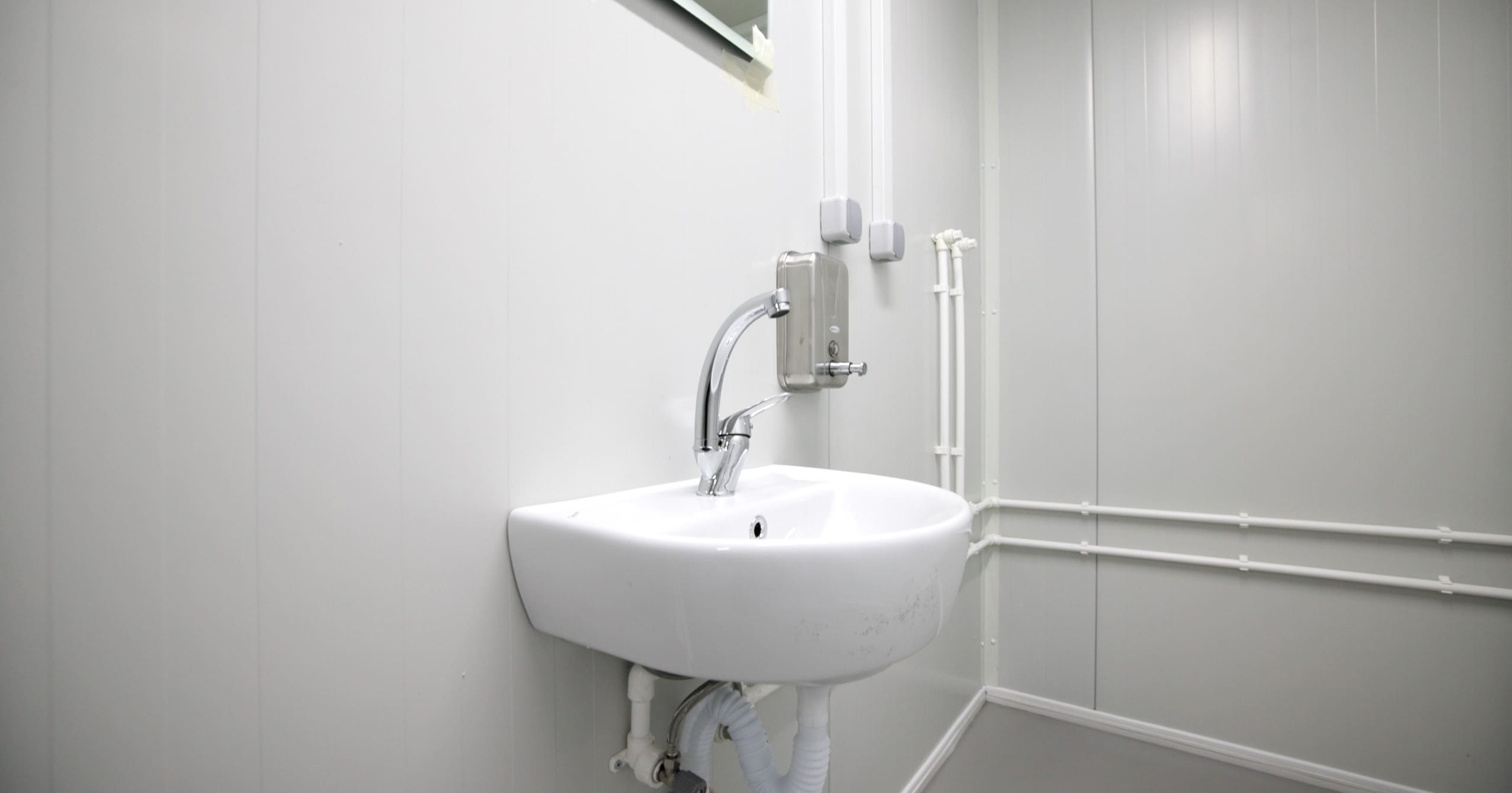 Module T DE | OC-21 – Bürocontainer mit gemeinschaftlichem Arbeitsplatz und Sanitäranlagen (14,4 m²)