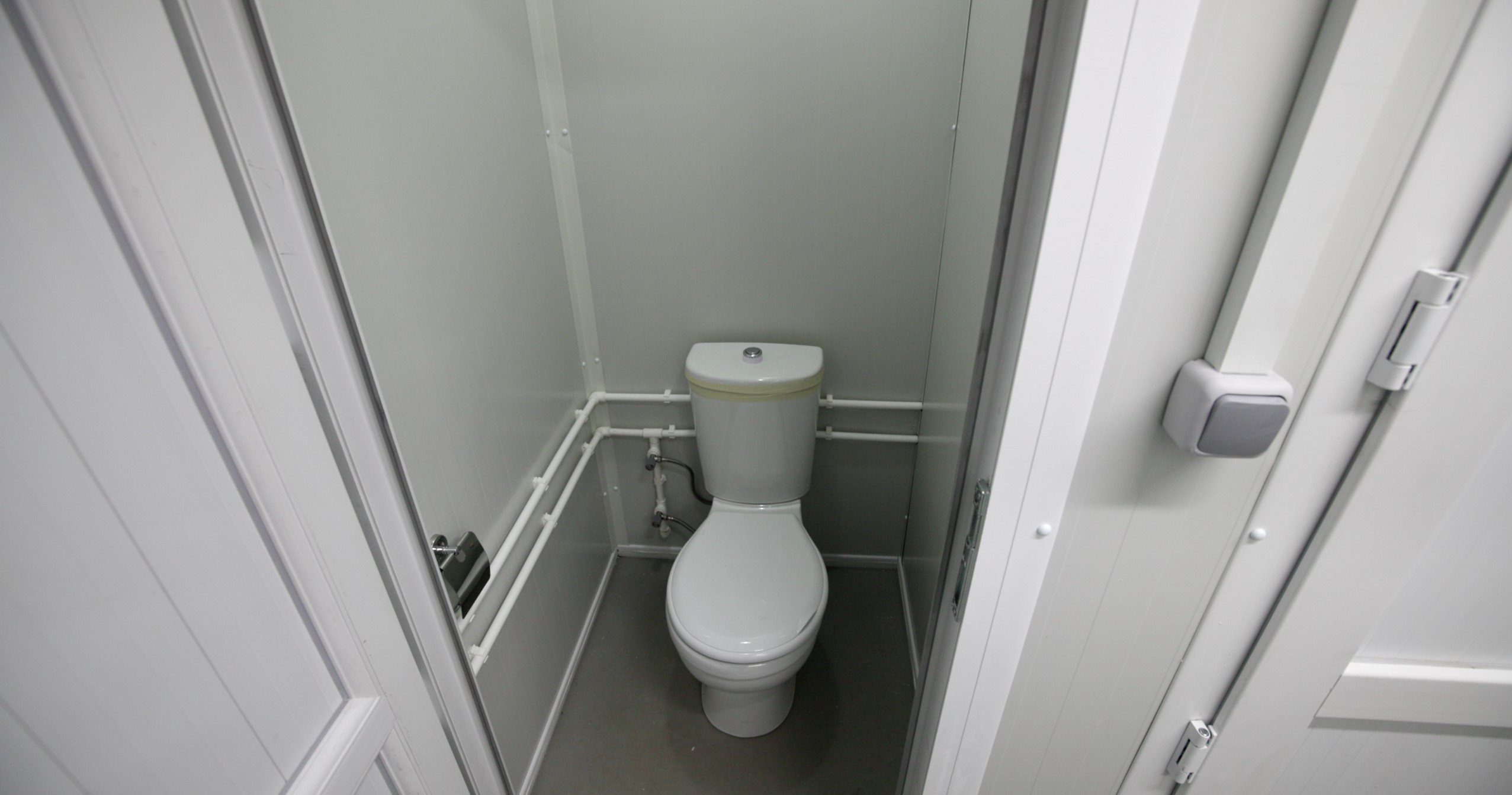 Module T DE | OC-21 – Bürocontainer mit gemeinschaftlichem Arbeitsplatz und Sanitäranlagen (14,4 m²)