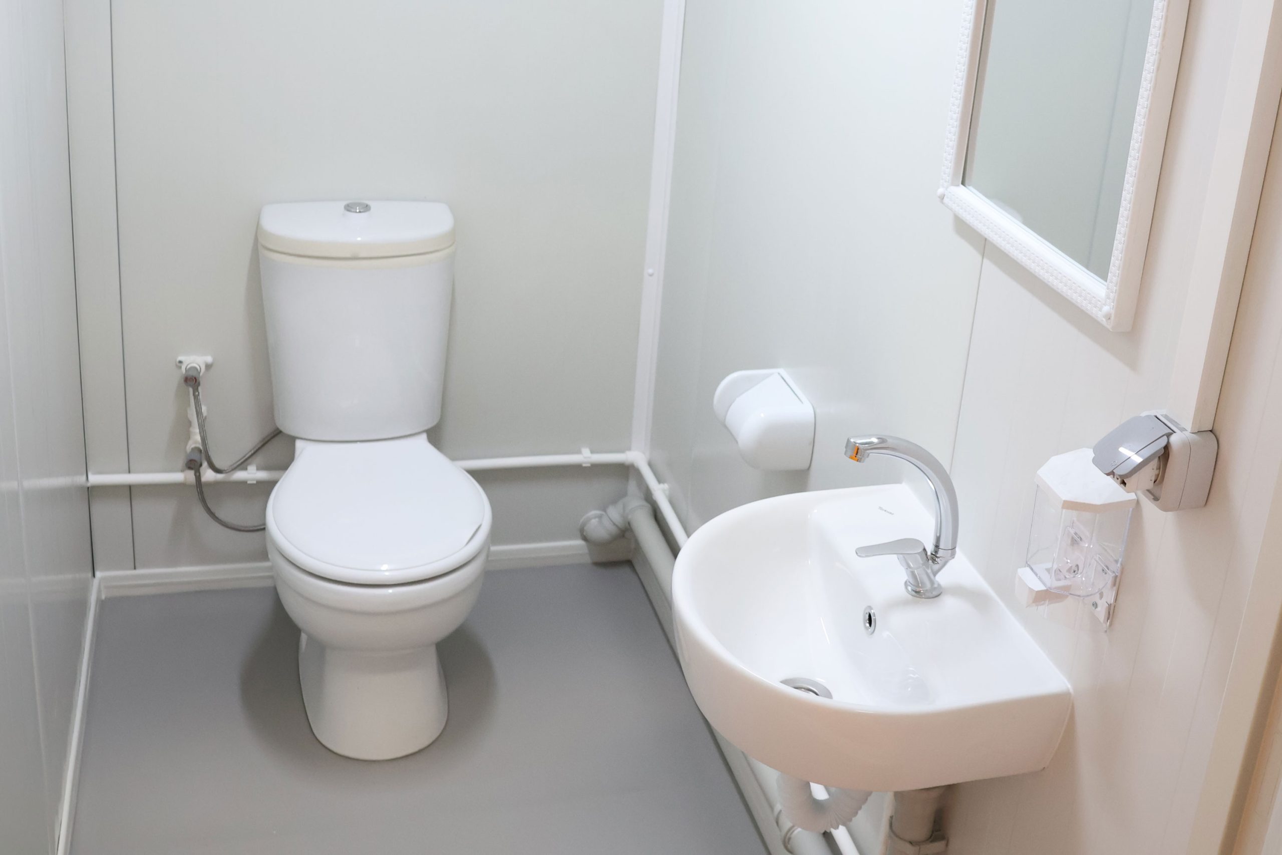 Module T DE | Bürocontainer mit WC und Küche – Modell OC-25 (600 × 240 cm / 20 Fuß)