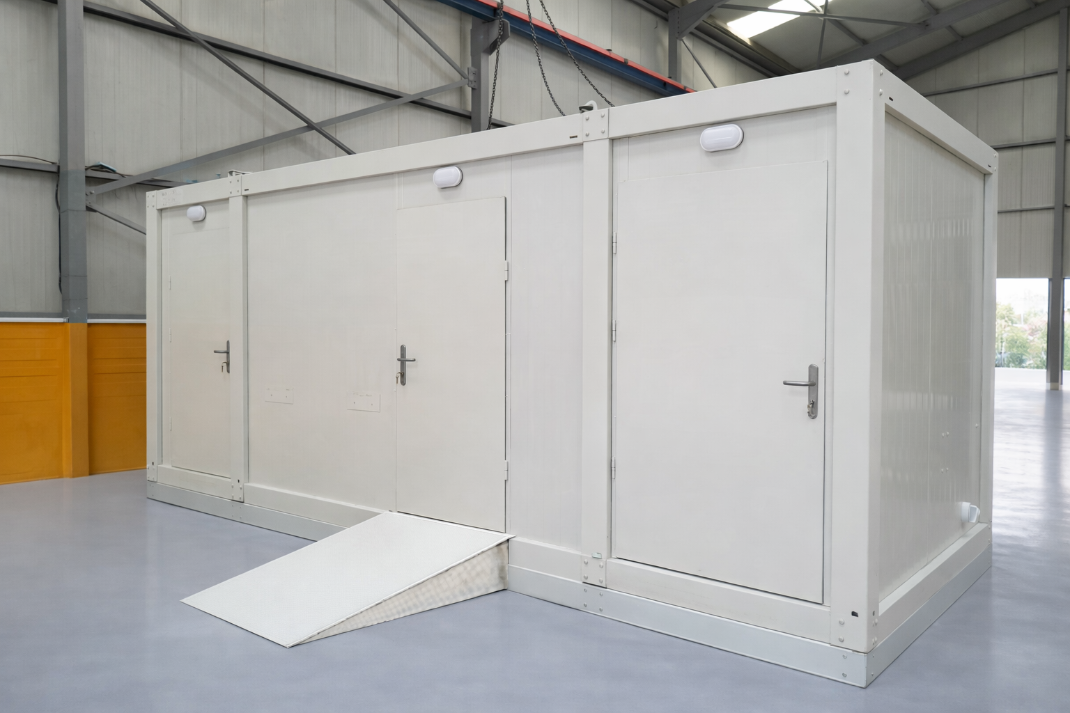 Module T DE | Barrierefreier Sanitärcontainer 20 Fuß (6,00 × 2,40 m) – 5 Kabinen, neu & sofort lieferbar