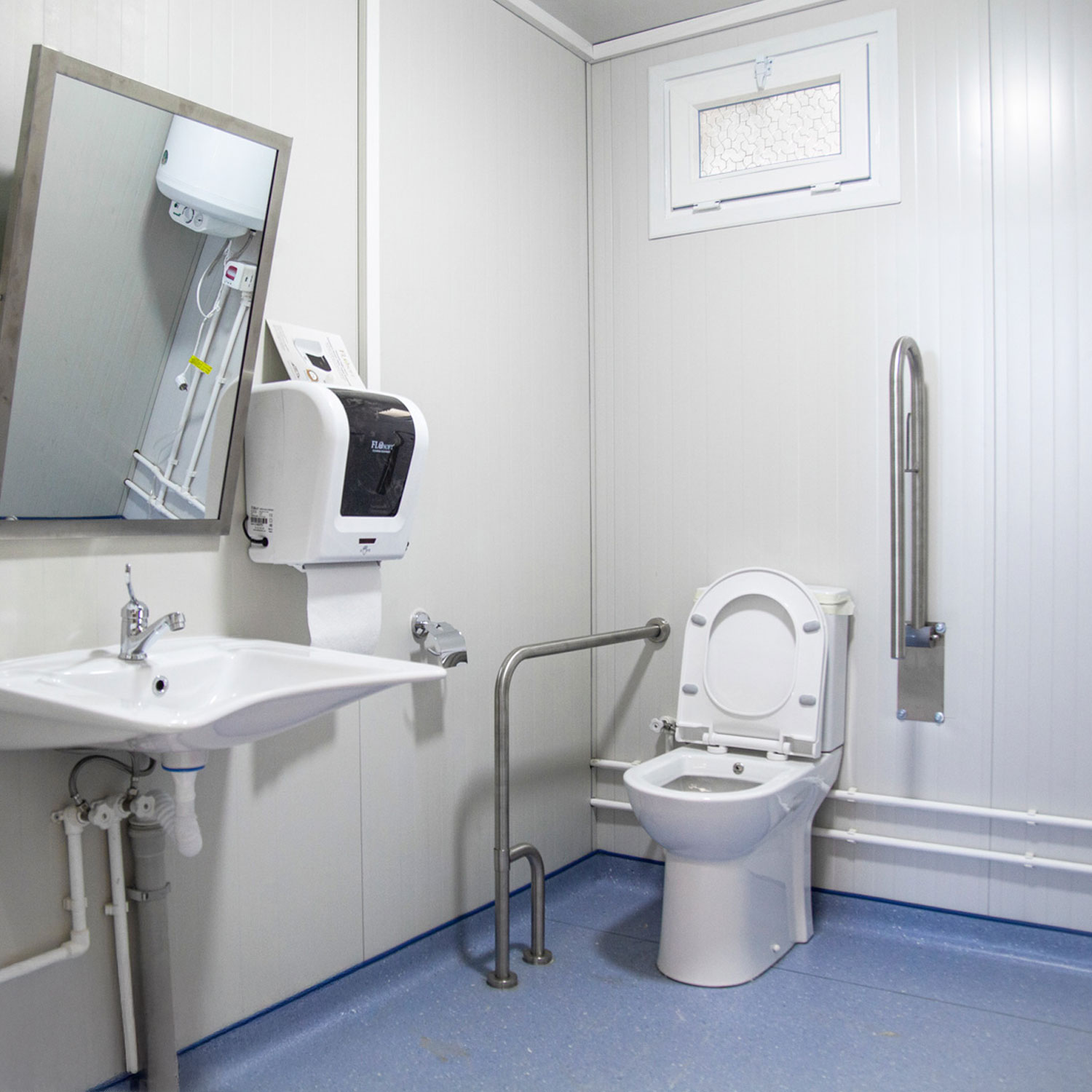 Module T DE | Barrierefreier Sanitärcontainer – Modell SC-A2500.2 (300 × 240 cm / 10 Fuß)