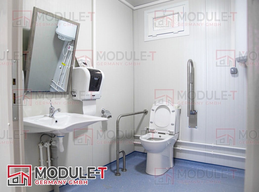 Module T DE | Sanitärcontainer mit barrierefreiem WC – Modell SC-A6000.1 (600 × 240 cm / 20 Fuß)