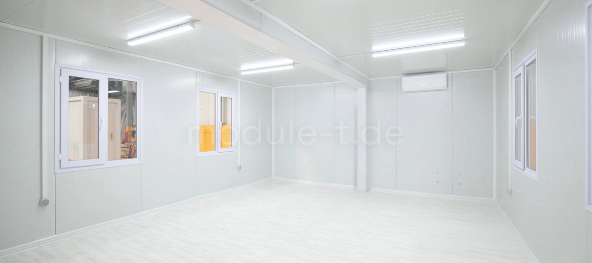 Innenraum eines modularen Containergebäudes mit Fenstern und Klimaanlage